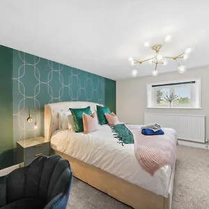  Holiday home 30 Percent Off! Central 5 Bed In - Games - Parking - Hot-tub United Kingdom