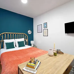 Modern Fully Renovated Apartamento